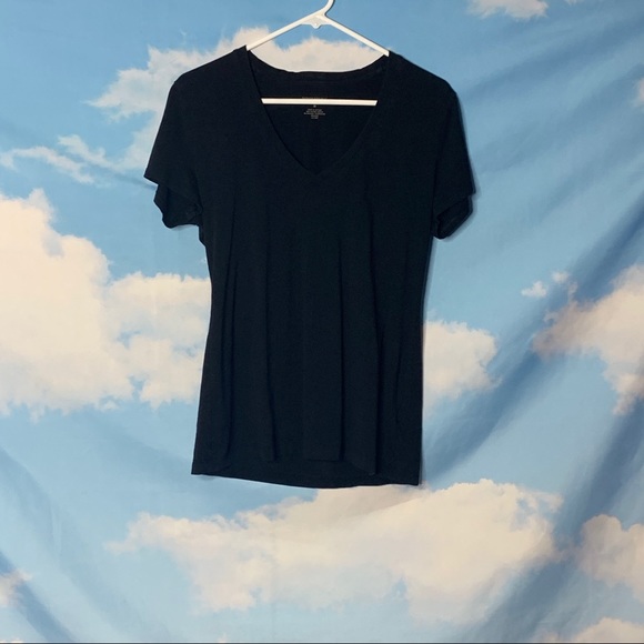 Banana Republic- Black V-neck Tee size Medium - Picture 4 of 9